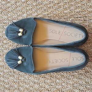 SOLE SOCIETY green suede leather loafers with tassels.  Size is 6